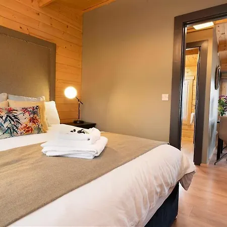 Luxury Log With Private Hot Tub & Sea Views *