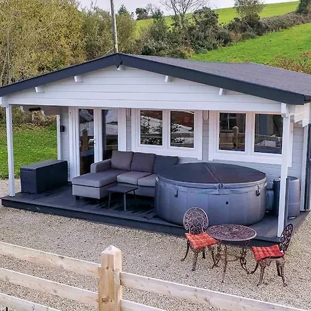 Luxury Log With Private Hot Tub & Sea Views Apartment *