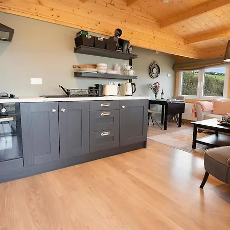 Rae's Cabin, Log With Hot Tub & Covered Deck, * Carrigart