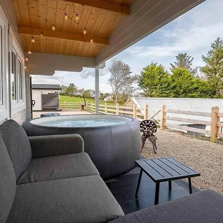 Rae's Cabin, Log With Hot Tub & Covered Deck, Carrigart
