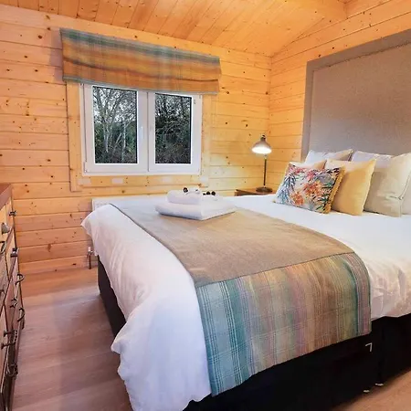 Luxury Log With Private Hot Tub & Sea Views *