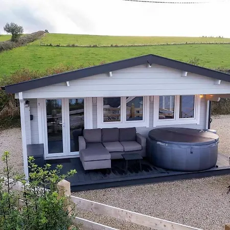 Prázdninový dům Rae's Cabin, Log With Hot Tub & Covered Deck, Carrigart