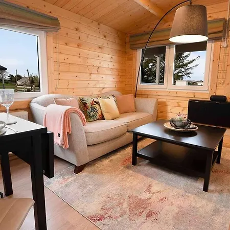 Apartment Luxury Log With Private Hot Tub & Sea Views *