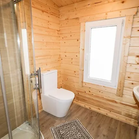 Rae's Cabin, Log With Hot Tub & Covered Deck, Prázdninový dům Carrigart