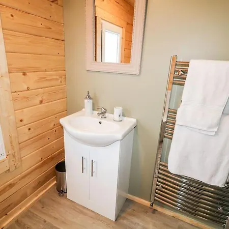 Prázdninový dům Rae's Cabin, Log With Hot Tub & Covered Deck, Carrigart