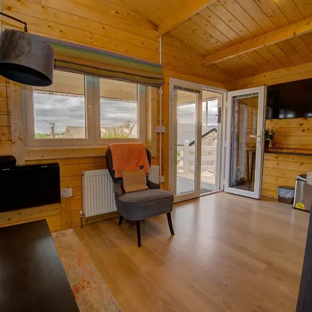 Rae's Cabin, Log With Hot Tub & Covered Deck, Holiday home