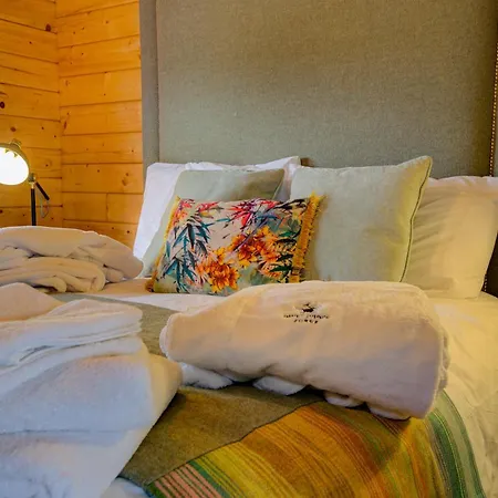 Rae's Cabin, Log With Hot Tub & Covered Deck, *