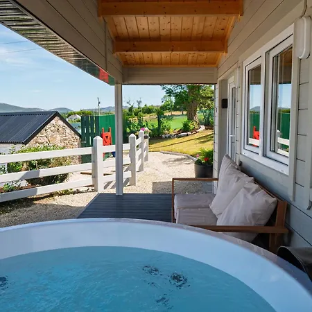 Rae's Cabin, Log With Hot Tub & Covered Deck, * Carrigart