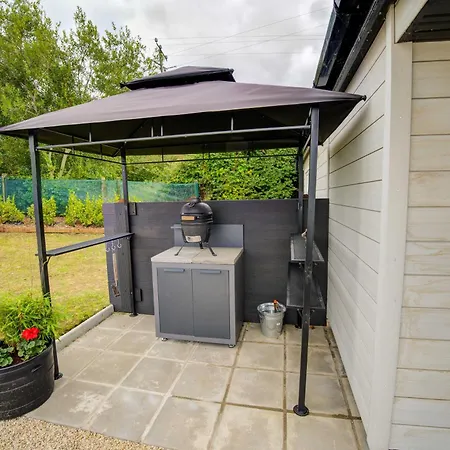 Holiday home Rae's Cabin, Log With Hot Tub & Covered Deck, *