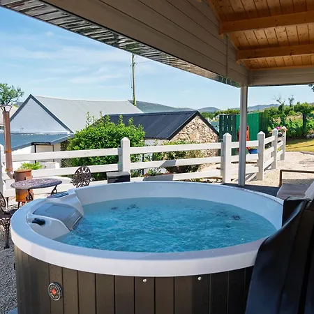 Rae's Cabin, Log With Hot Tub & Covered Deck, Holiday home Carrigart