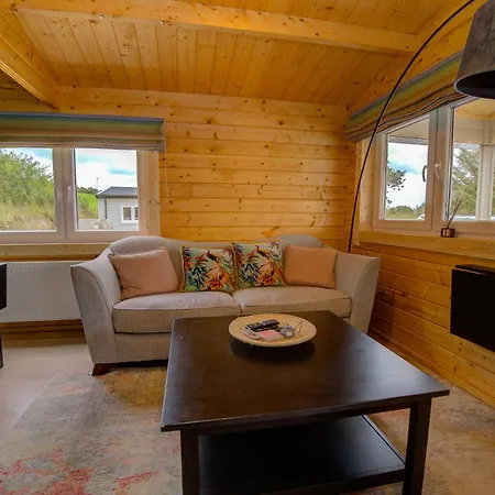 Holiday home Rae's Cabin, Log With Hot Tub & Covered Deck, Carrigart