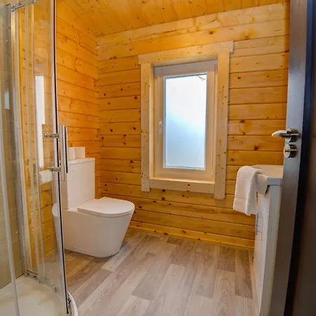 Rae's Cabin, Log With Hot Tub & Covered Deck, Carrigart