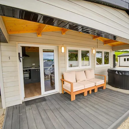 Rae's Cabin, Log With Hot Tub & Covered Deck, * Carrigart