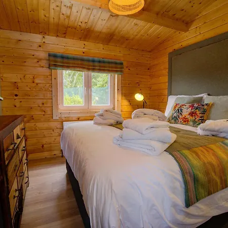Rae's Cabin, Log With Hot Tub & Covered Deck, Holiday home *