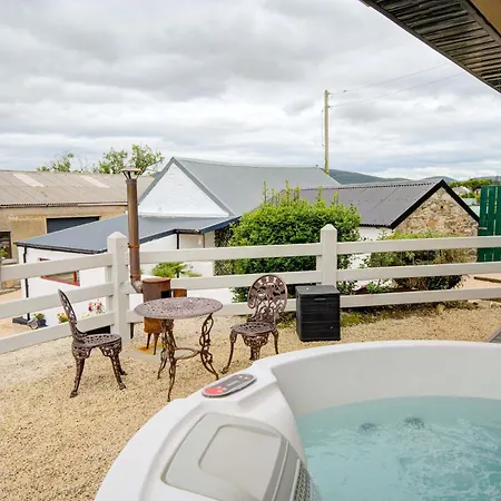Rae's Cabin, Log With Hot Tub & Covered Deck, * Carrigart