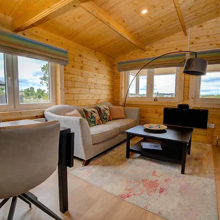 Rae's Cabin, Log With Hot Tub & Covered Deck, Holiday home