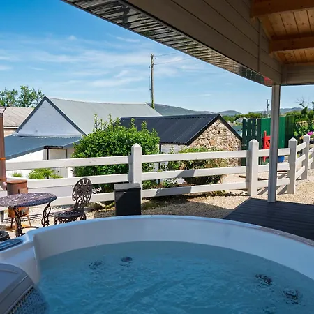 Holiday home Rae's Cabin, Log With Hot Tub & Covered Deck,