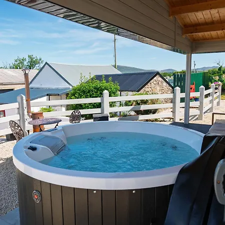 Rae's Cabin, Log With Hot Tub & Covered Deck, Holiday home Carrigart