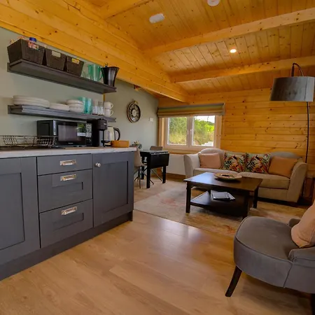 Holiday home Rae's Cabin, Log With Hot Tub & Covered Deck, Carrigart