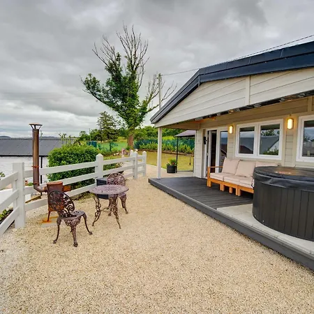 Rae's Cabin, Log With Hot Tub & Covered Deck, Carrigart