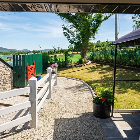 Сasa de vacaciones Rae's Cabin, Log With Hot Tub & Covered Deck, *