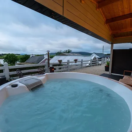 Rae's Cabin, Log With Hot Tub & Covered Deck, Carrigart