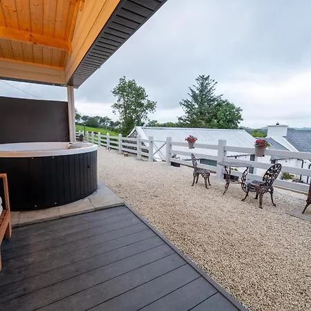 Rae's Cabin, Log With Hot Tub & Covered Deck,