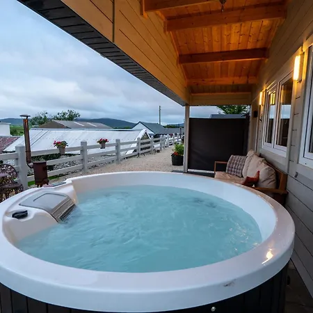 Rae's Cabin, Log With Hot Tub & Covered Deck, Сasa de vacaciones *
