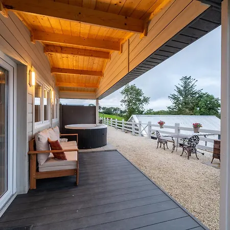 Rae's Cabin, Log With Hot Tub & Covered Deck,