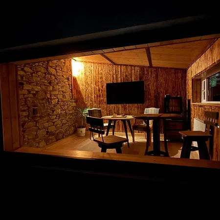 Rae's Cabin, Log With Hot Tub & Covered Deck, *