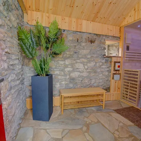 Rae's Cabin, Log With Hot Tub & Covered Deck,
