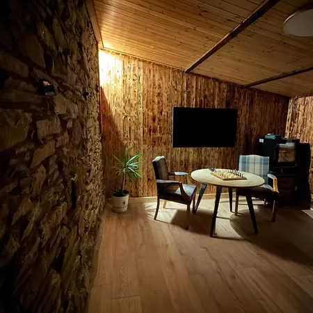 Holiday home Rae's Cabin, Log With Hot Tub & Covered Deck,
