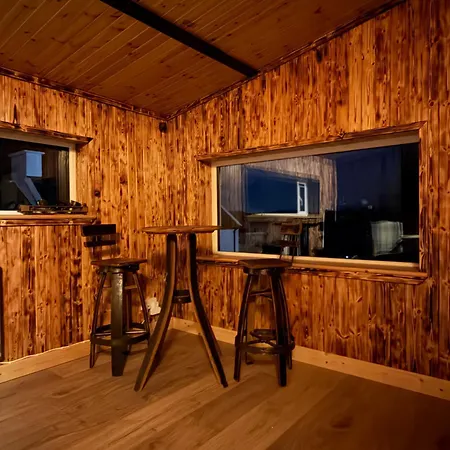 Rae's Cabin, Log With Hot Tub & Covered Deck, Holiday home Carrigart