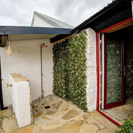 Rae's Cabin, Log With Hot Tub & Covered Deck, Holiday home *