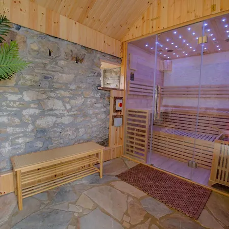 Rae's Cabin, Log With Hot Tub & Covered Deck, * Carrigart