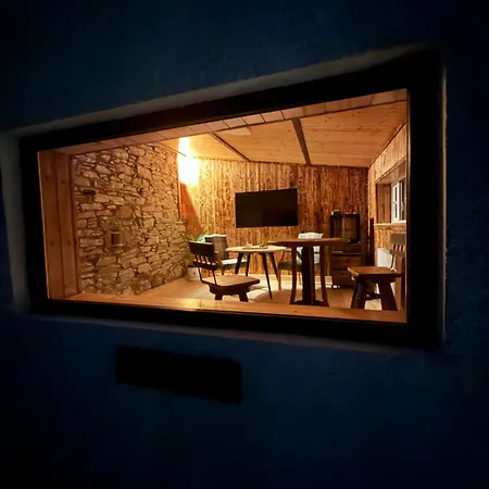 Rae's Cabin, Log With Hot Tub & Covered Deck, Сasa de vacaciones *