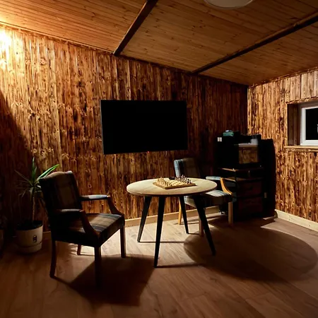 Prázdninový dům Rae's Cabin, Log With Hot Tub & Covered Deck, Carrigart
