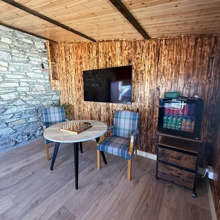 Rae's Cabin, Log With Hot Tub & Covered Deck, *