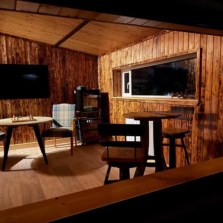 Rae's Cabin, Log With Hot Tub & Covered Deck,
