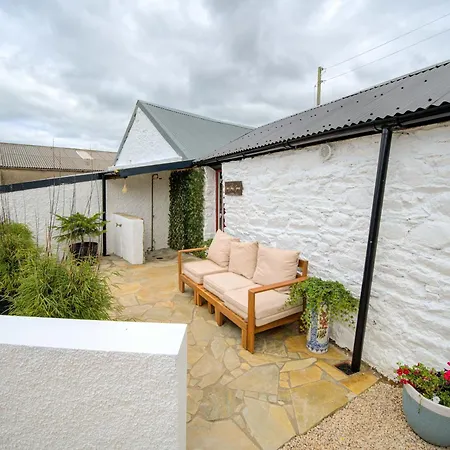 Holiday home Rae's Cabin, Log With Hot Tub & Covered Deck,