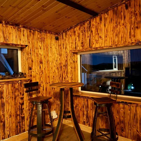 Rae's Cabin, Log With Hot Tub & Covered Deck, * Carrigart