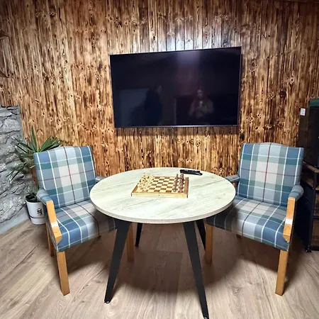 Rae's Cabin, Log With Hot Tub & Covered Deck,