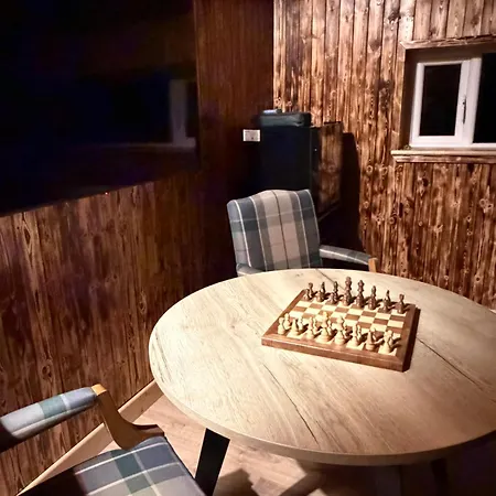 Сasa de vacaciones Rae's Cabin, Log With Hot Tub & Covered Deck,