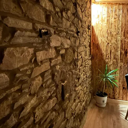 Rae's Cabin, Log With Hot Tub & Covered Deck, Holiday home *
