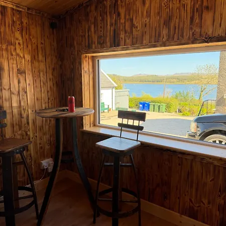 Сasa de vacaciones Rae's Cabin, Log With Hot Tub & Covered Deck, Carrigart
