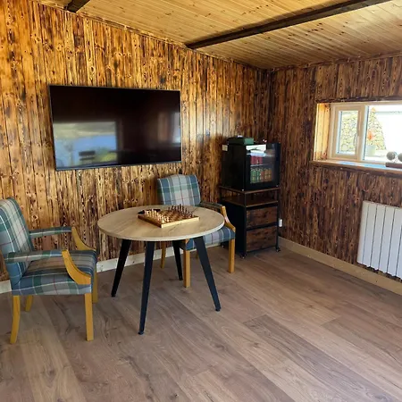 Rae's Cabin, Log With Hot Tub & Covered Deck, Prázdninový dům *