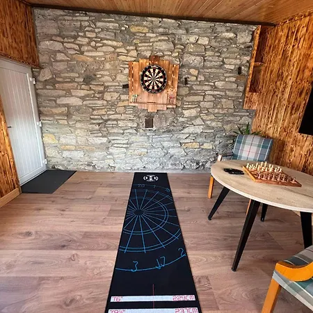 Rae's Cabin, Log With Hot Tub & Covered Deck, 度假居