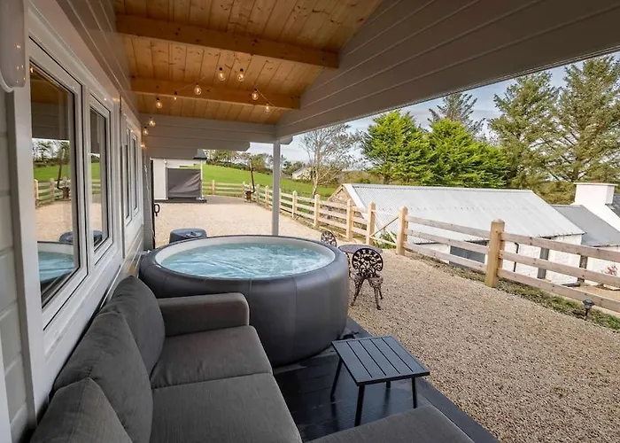 Апартаменты Luxury Log With Private Hot Tub & Sea Views