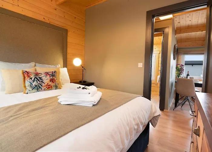 Luxury Log With Private Hot Tub & Sea Views *