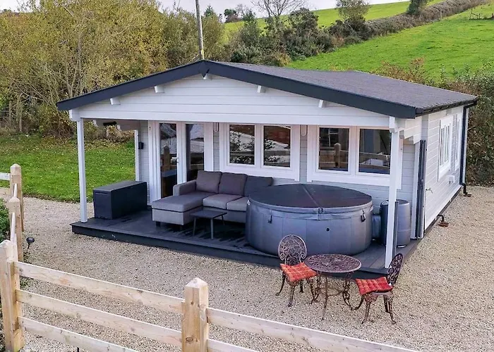 Luxury Log With Private Hot Tub & Sea Views Апартаменты *